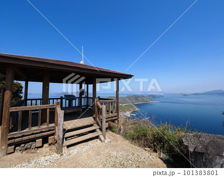粟島・城ノ山の展望台と瀬戸内海の風景【香川県三豊市詫間町】 粟島・城ノ山の展望台と瀬戸内海の風景【香川県三豊市詫間町】 101383801