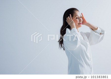 ミドル　シニア女性　ヘアケアイメージ 101383861