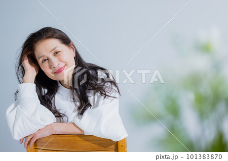 ミドル　シニア女性　ヘアケアイメージ 101383870