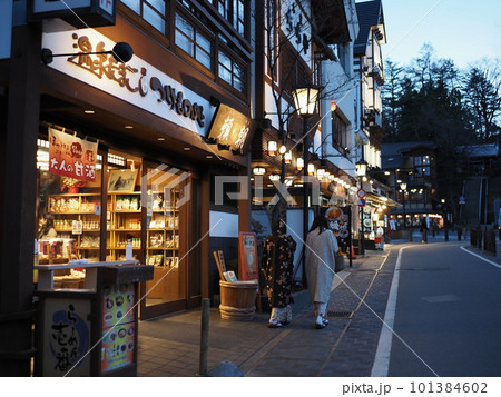 草津温泉　湯畑周辺の風景 101384602
