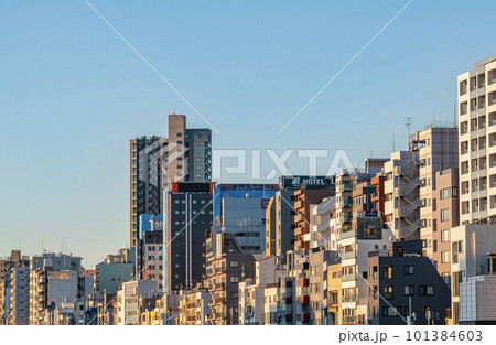 東京都某所　朝日に照らされオレンジ色に染まる東京の街並み（都市イメージ） 101384603