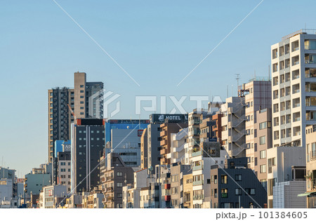 東京都某所　朝日に照らされオレンジ色に染まる東京の街並み（都市イメージ） 101384605