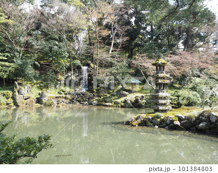 日本三名園のひとつ、兼六園の春の風景 日本三名園のひとつ、兼六園の春の風景 101384803