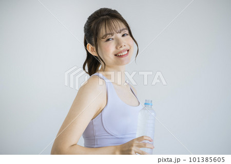 水のボトルを持った若い女性　フィットネスイメージ　 101385605
