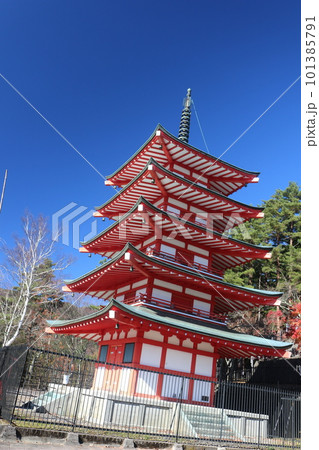 新倉山の忠霊塔と青空に映える景観 新倉山の忠霊塔と青空に映える景観 101385791