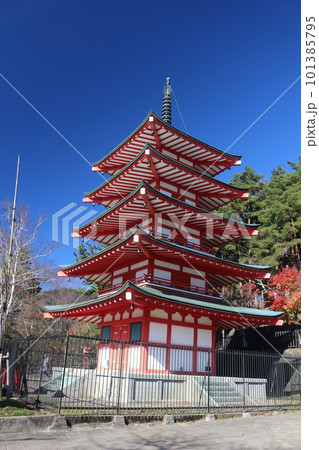 新倉山の忠霊塔と青空に映える景観 101385795