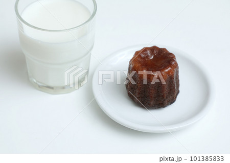 カヌレと牛乳 101385833