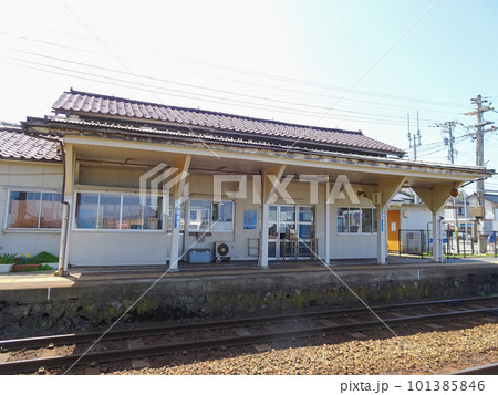 雨晴駅ホームから見る駅舎 101385846