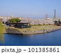 桜満開の富岩運河環水公園の風景 101385861