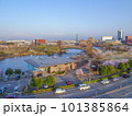 富山県美術館から見る富岩運河環水公園と富山市内の風景 101385864