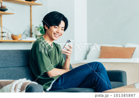 自宅でくつろぐ若い女性 101385897