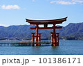 海上に立つ大鳥居 101386171