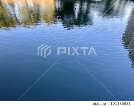 晴れた朝:皇居お堀端の風景(水面に映る風景)/One of Tokyo's landscapes 晴れた朝:皇居お堀端の風景(水面に映る風景)/One of Tokyo's landscapes 101386881