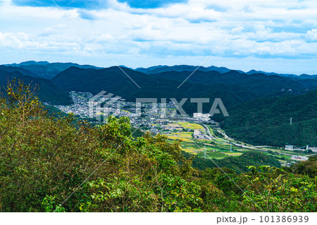 神ノ上山山頂から見た吉永町方面 岡山県和気郡和気町 神ノ上山山頂から見た吉永町方面 岡山県和気郡和気町 101386939