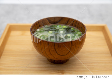 ワカメと葱のシンプルなお味噌汁 ワカメと葱のシンプルなお味噌汁 101387287