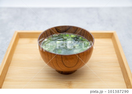 ワカメと葱のシンプルなお味噌汁 ワカメと葱のシンプルなお味噌汁 101387290