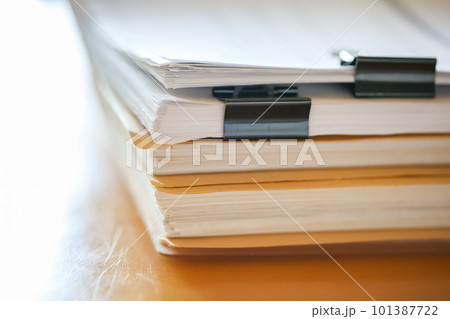 机の上に積み重ねた書類 紙類 文書 机の上に積み重ねた書類 紙類 文書 101387722