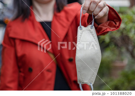 マスクを外している女性　マスクを捨てている人物 101388020
