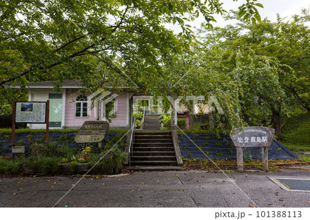 緑に囲まれた能登鹿島駅 101388113