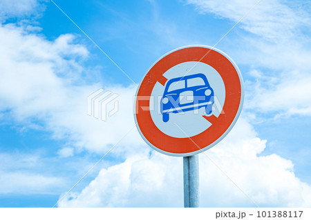 青空と道路標識 101388117