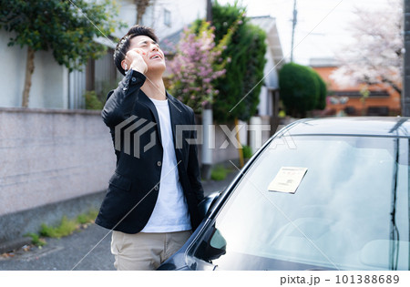 駐禁ステッカーを貼られた乗用車 101388689