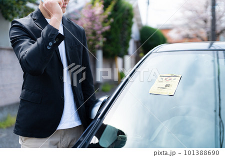 駐禁ステッカーを貼られた乗用車 駐禁ステッカーを貼られた乗用車 101388690