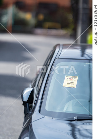 駐禁ステッカーを貼られた乗用車 駐禁ステッカーを貼られた乗用車 101388694