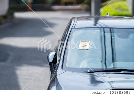 駐禁ステッカーを貼られた乗用車 駐禁ステッカーを貼られた乗用車 101388695