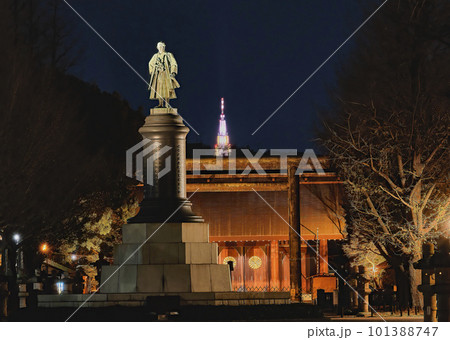 鎮魂するかのように靖国神社の上にともる防衛省電波塔の光 101388747