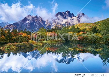 鏡のような仙人池に映る見事な紅葉と剱岳の雄姿 101388749