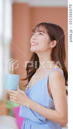 asian girl enjoy afternoon tea 101388979