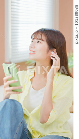 asian girl enjoy mobile music 101389038