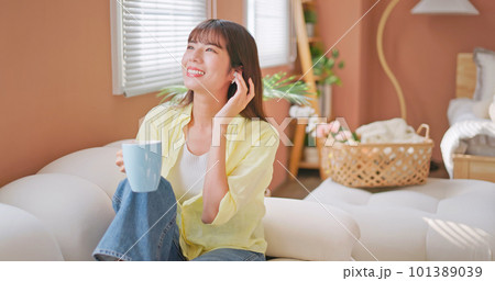 asian girl listen earbuds music asian girl listen earbuds music 101389039