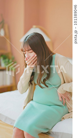 asian women pregnant nausea 101389046