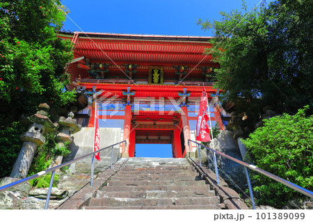 【和歌山県】晴天の紀州東照宮（侍坂と楼門） 101389099