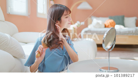 asian girl combing good hair 101389217