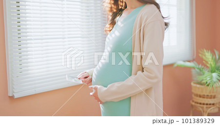 asia woman pregnant see ultrasound 101389329
