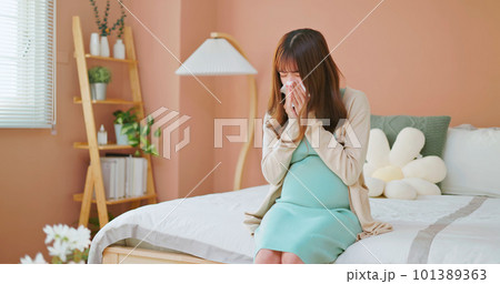 asian woman pregnant got cold 101389363
