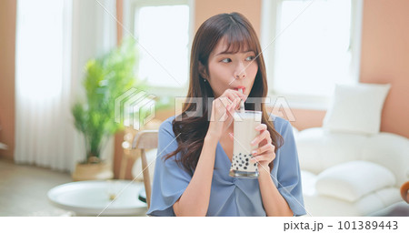 girl drink bubble tea girl drink bubble tea 101389443
