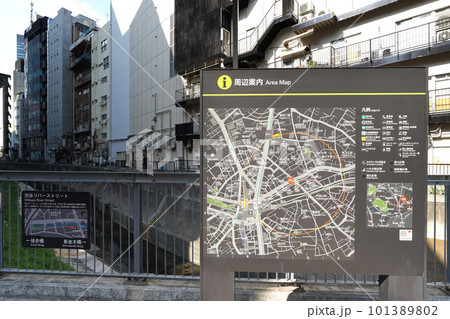 【東京都】渋谷駅周辺案内看板と渋谷川 101389802