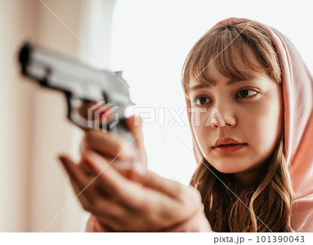 銃を構えた女性の映画のようなワンシーン 101390043