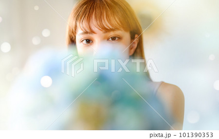 花と女性 101390353