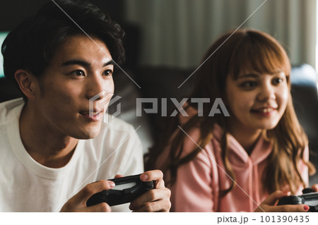 家でTVゲームをするカップル 101390435