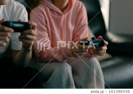 家でTVゲームをするカップル 101390436