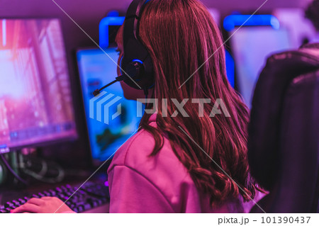 ゲームをする女性 101390437
