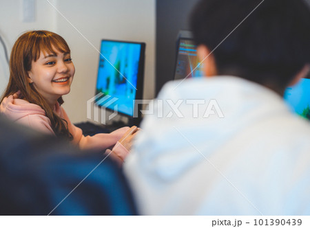 ゲームをする女性 101390439