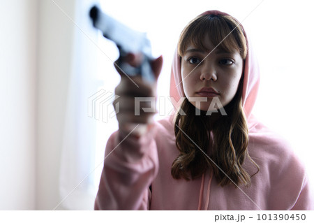 銃を構えた女性の映画のようなワンシーン 101390450