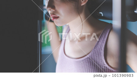 トレーニングする女性 101390983