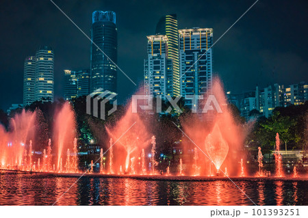 The colorful fountain on the lake at night, near by Twin Towers with city on background. Kuala Lumpur, Malaysia The colorful fountain on the lake at night, near by Twin Towers with city on background. Kuala Lumpur, Malaysia 101393251