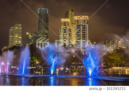 The colorful fountain on the lake at night, near by Twin Towers with city on background. Kuala Lumpur, Malaysia The colorful fountain on the lake at night, near by Twin Towers with city on background. Kuala Lumpur, Malaysia 101393252